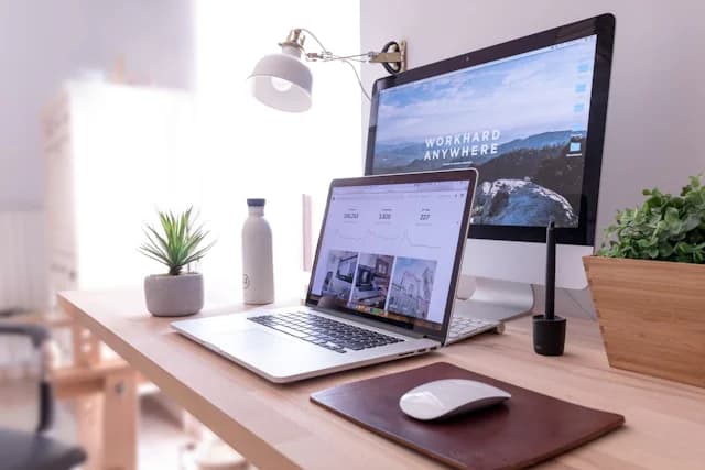 Website atau Media Sosial: Mana yang Lebih Penting?